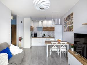 Warszawa, Ursus Szamoty, Stacja Nowy Ursus, Posag 7 Panien