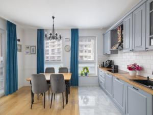 Warszawa, Ursus, Stacja Nowy Ursus, Posag 7 Panien