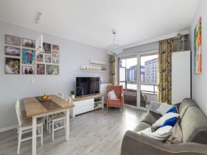 Warszawa, Ursus Szamoty, Stacja Nowy Ursus, Posag 7 Panien